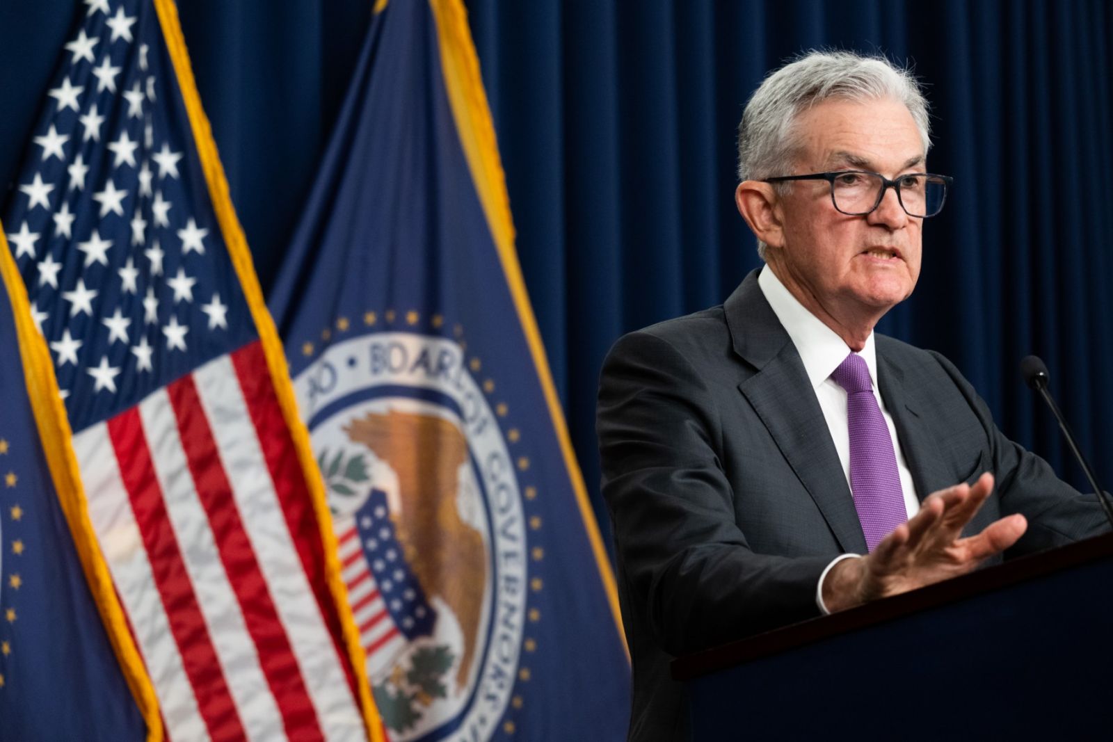 Fed officials divided on further hiking US interest rates 
