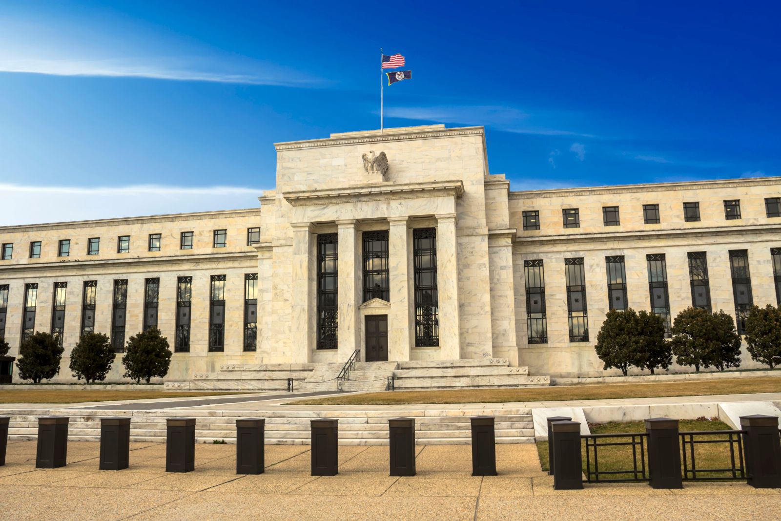 Stocks hold tight for Fed to pin interest rates next week