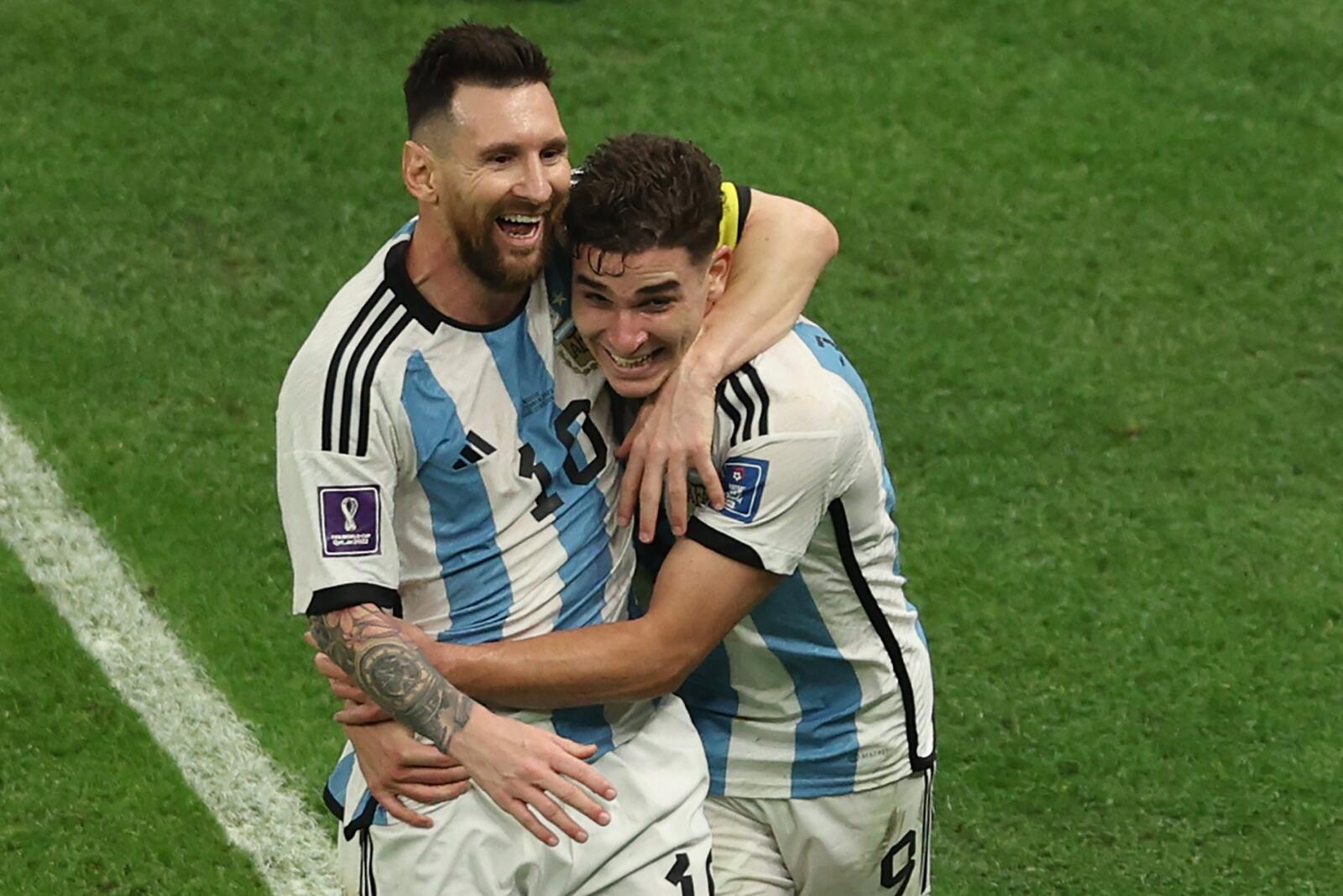 صورة ميسي يرفع كأس العالم