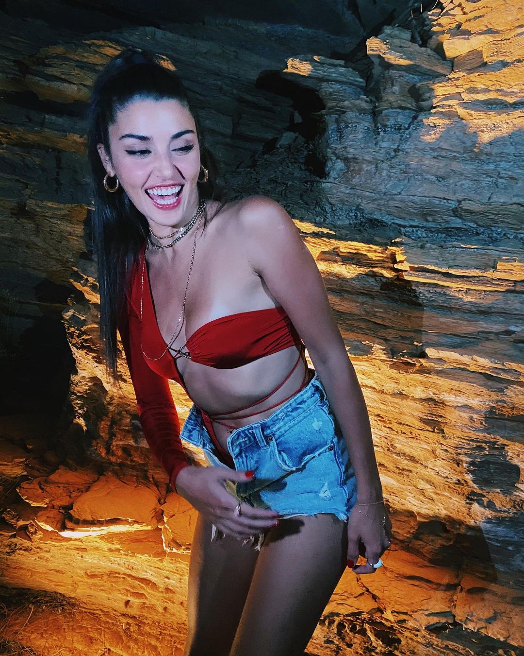 Hande Erçel yarı çıplak Serhat Şen doğum günü birthday Kerem Bürsin jealous kıskanç