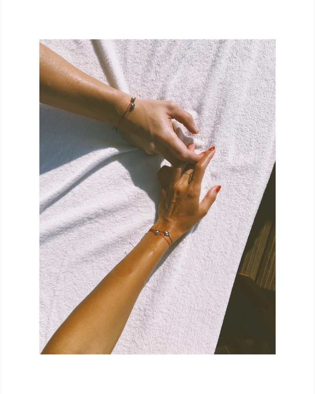 Kerem Bürsin bursin Hande Erçel ercel holding hands el ele tutuşmak