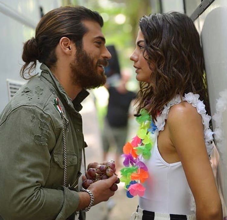 is can yaman and demet Özdemir in love hiding aşk saklanıyor amo nascondermi
