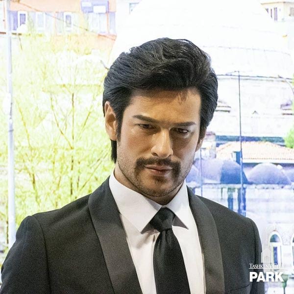 Burak Özçivit Wax Figures in Uzbekistan Özbekistan'da Burak Özçivit Balmumu Figürleri