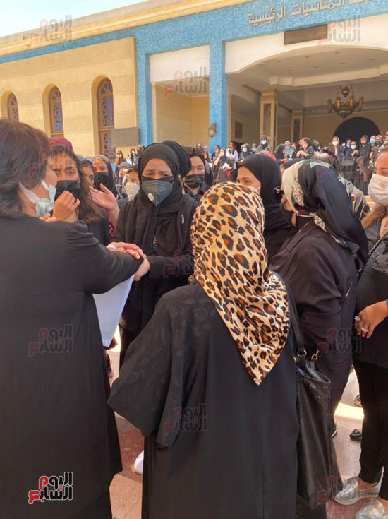 ""Donia and Amy Samir Ghanem crying collapse at their mother funeral Dalal Abdel Aziz