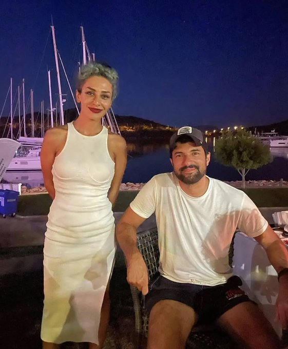 Engin Akyürek Los Hoyuelos De Akyürek Geri civata hoyuelos en la espalda Kaş