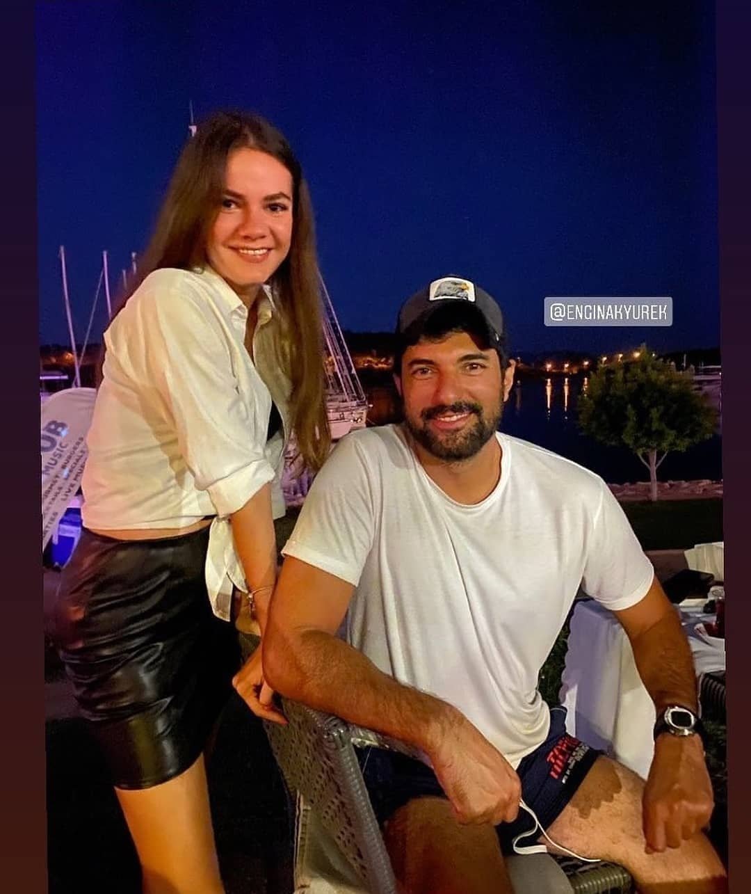 Engin Akyürek Los Hoyuelos De Akyürek Geri civata hoyuelos en la espalda Kaş