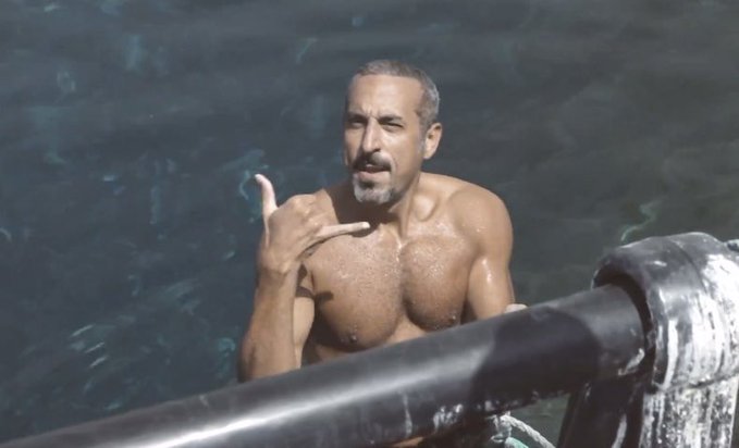 أحمد الشقيري عاري الصدر