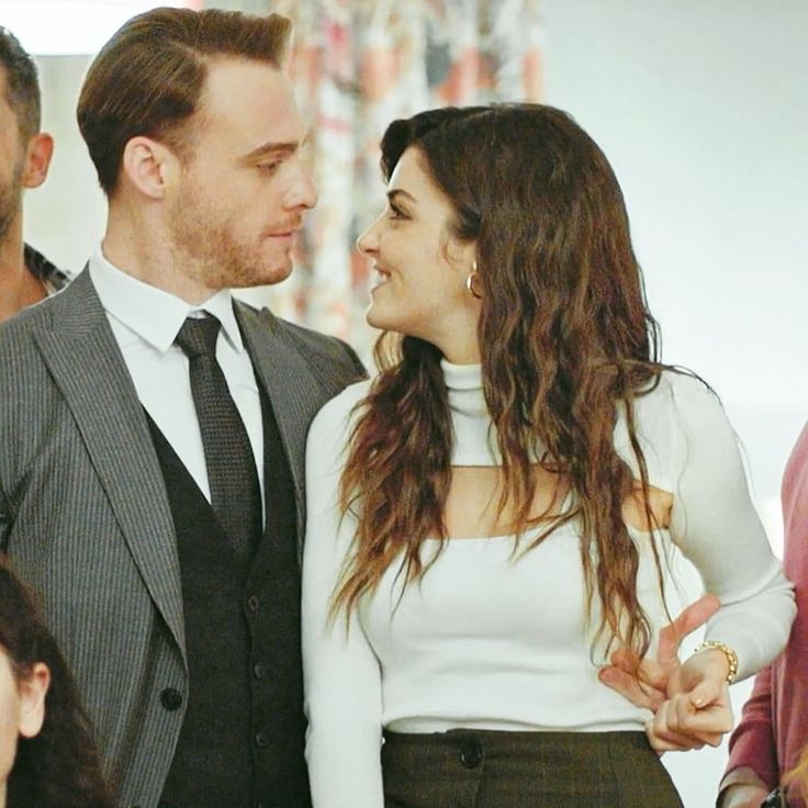 Kerem Bürsin ve Hande Erçel 2022'yi Düğün Planı ve Çocuk Sahibi Olarak Karşılıyor