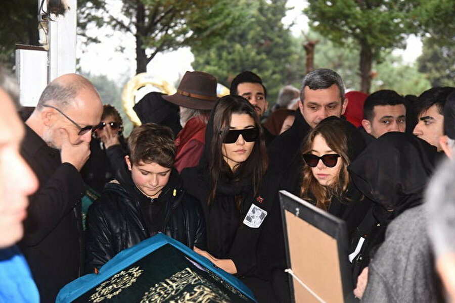 Hande Erçel at her mother's funeral Aylin Erçel Hande Erçel annesinin cenazesinde Aylin Erçel