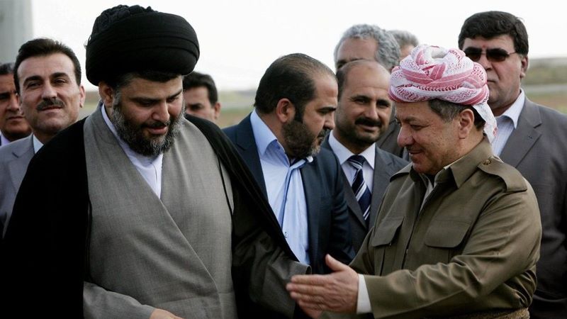 ""زعيم التيار الصدري مقتدي الصدر (يسار) وزعيم الحزب الديمقراطي الكردستاني مسعود بارزاني