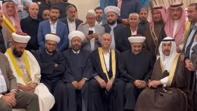 ""شيوخ ووجهاء عشائر الفاعور خلال اجتماعهم عقب الغاء زيارة السفير وليد البخاري