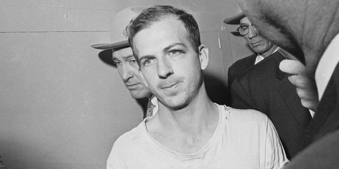 ""لي هارفي أوزوالد المتهم باغتيال كينيدي