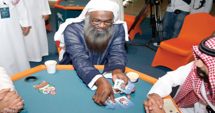 ""عادل الكلباني على طاولة لعب البلوت