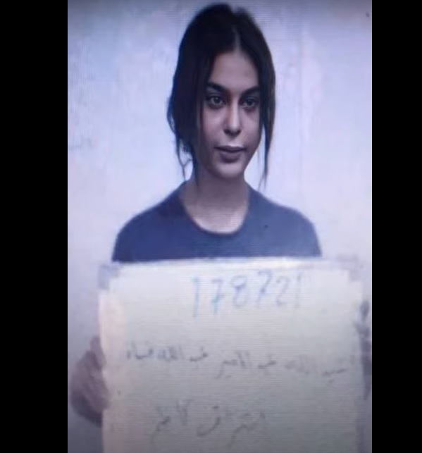 ""صورة جوجو دعارة داخل سجن الرجال وهي تحمل لوحة معلومات تعريفية