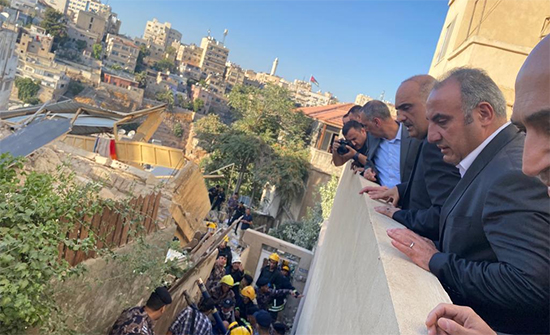 ""رئيس الوزراء الأردني بشر الخصاونة وعدد من كبار المسؤولين يتابعون جهود انقاذ المحاصرين في موقع انهيار البناية السكنية في اللويبدة