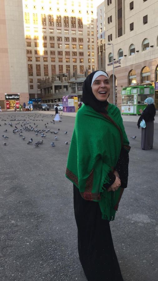""الراقصة دينا خلال ادائها مناسك الحج