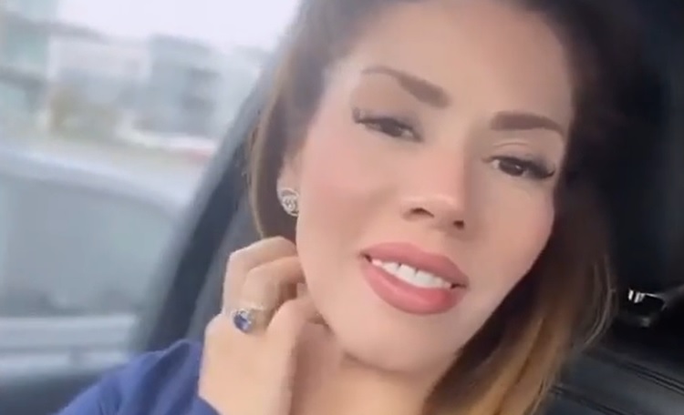 ""روزا ايسيلا ابنة ال تشابو في صورة ماخوذة من مقطع الفيديو الذي ظهرت فيه وهي تغني للعائلة