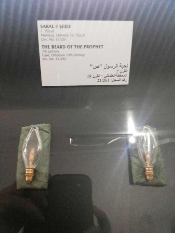""شعرات يقال انها من لحية النبي محمد محفوظة في متحف الباب العالي في أسطنبول