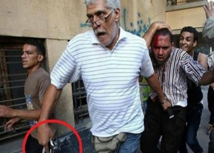 ""طارق النهري ممتشقا مسدسا خلال احداث مجلس الوزراء