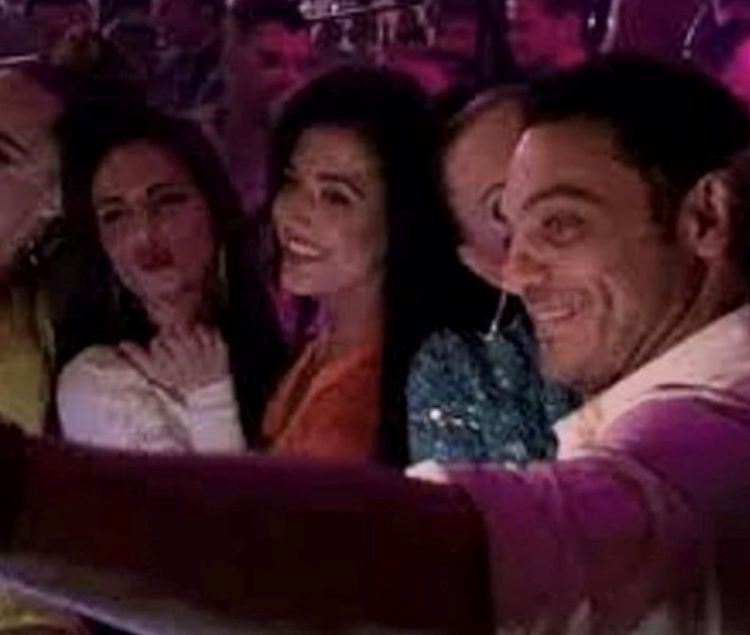 ""صورة تجمع محمد علي مع راقصات داخل ملهى ليلي جرى نشرها في مواقع مصرية مؤيدة للرئيس محمد السيسي، ولم يتسن التحقق من صحتها.