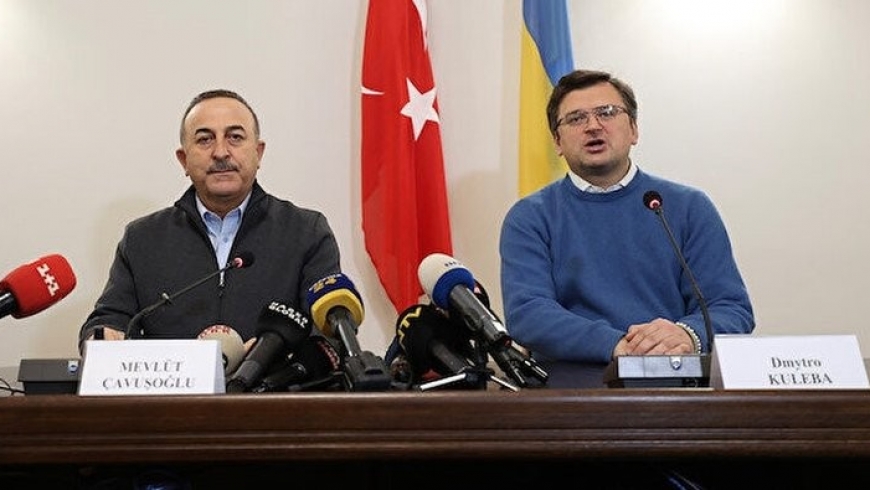 ""وزير الخارجية التركي مولود تشاووش أوغلو (يسار) ونظيره الاوكراني ديمتري كوليبا
