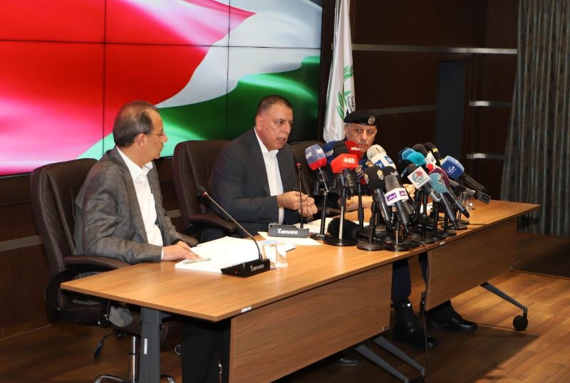 ""وزير الداخلية مازن الفراية يتوسط مدير الامن العام عبيدالله المعايطة ووزير الاتصال الحكومي فيصل الشبول