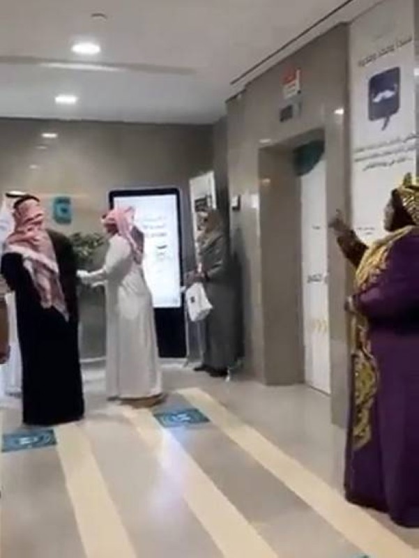 ""لقطة من الفيديو تظهر مداحة الاعراس أم عايض في استقبال وزير الموارد البشرية