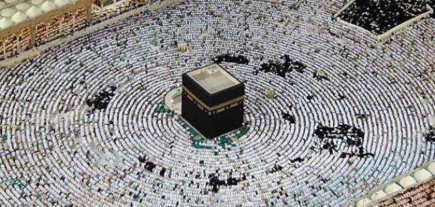 ""حجاج يطوفون بالكعبة