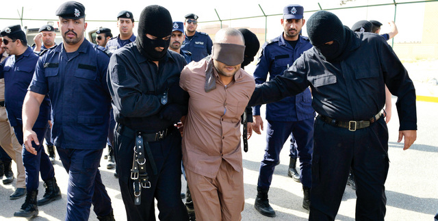 ""المصري حجاج السعدي المعروف بلقب "وحش حولي" اثناء اقتياده الى المشنقة عام 2013.