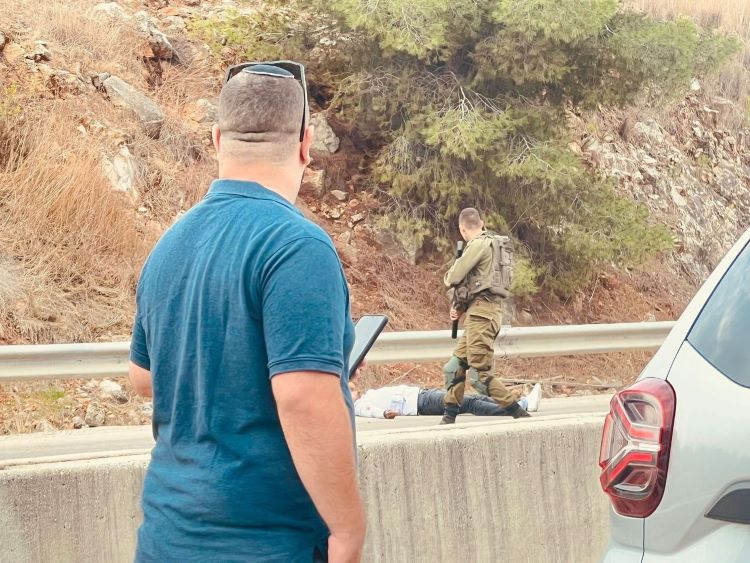 ""منفذ عملية أريئيل على الارض بعد اطلاق النار عليه من قبل الجيش الاسرائيلي