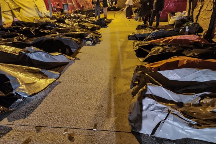 ""جثث لقتلى مصطفة داخل اكياس خارج مستشفى هاتاي في تركيا