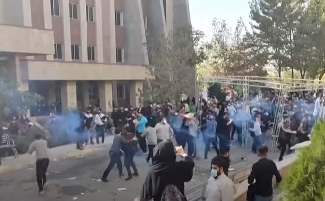 ""المحتجون في ايران هتفوا منذ البداية بشعارات مناهضة لخامنئي وداعية لاسقاطه