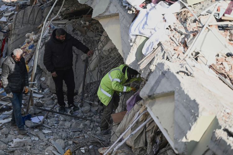 ""الامال تتلاشى في العثور على ناجين من الزلزال