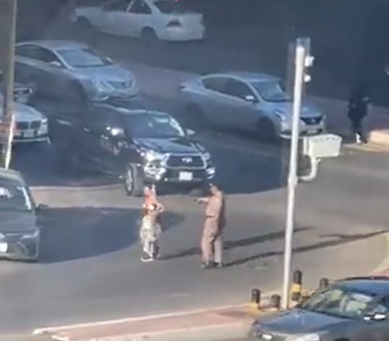 ""لقطة من مقطع فيديو اظهر المراة تسير عارية في شوارع جدة