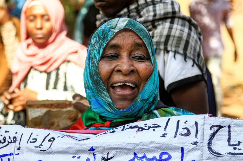 ""متظاهرة في الخرطوم