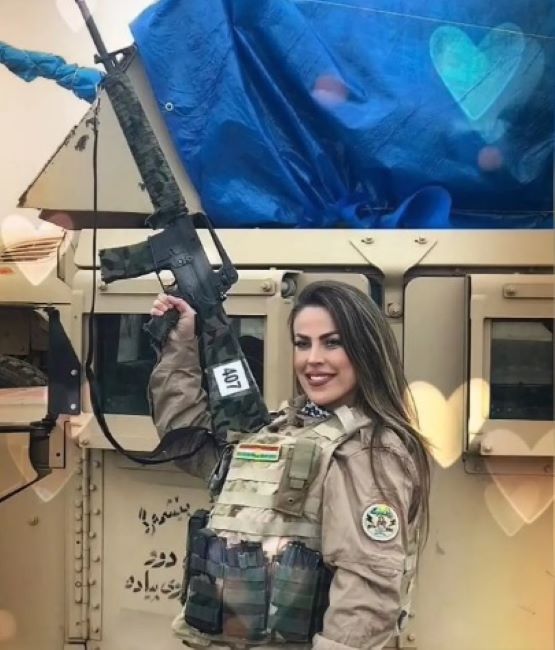 ""عارضة الأزياء البرازيلية السابقة ثاليتا دو فالي خلال قتالها في صفوف البيشمركة في العراق