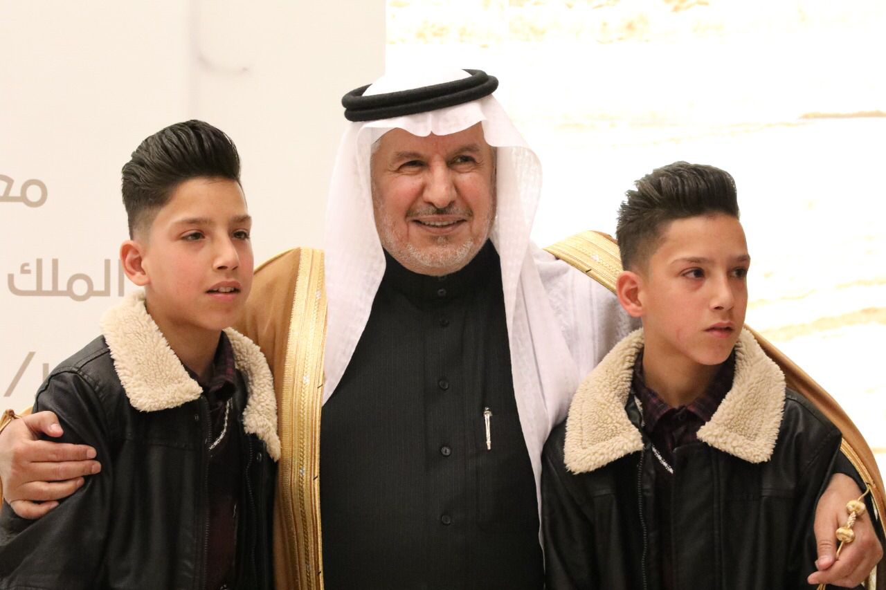 الدكتور عبدالله الربيعة مع التوأمين الاردنيين امجد ومحمد
