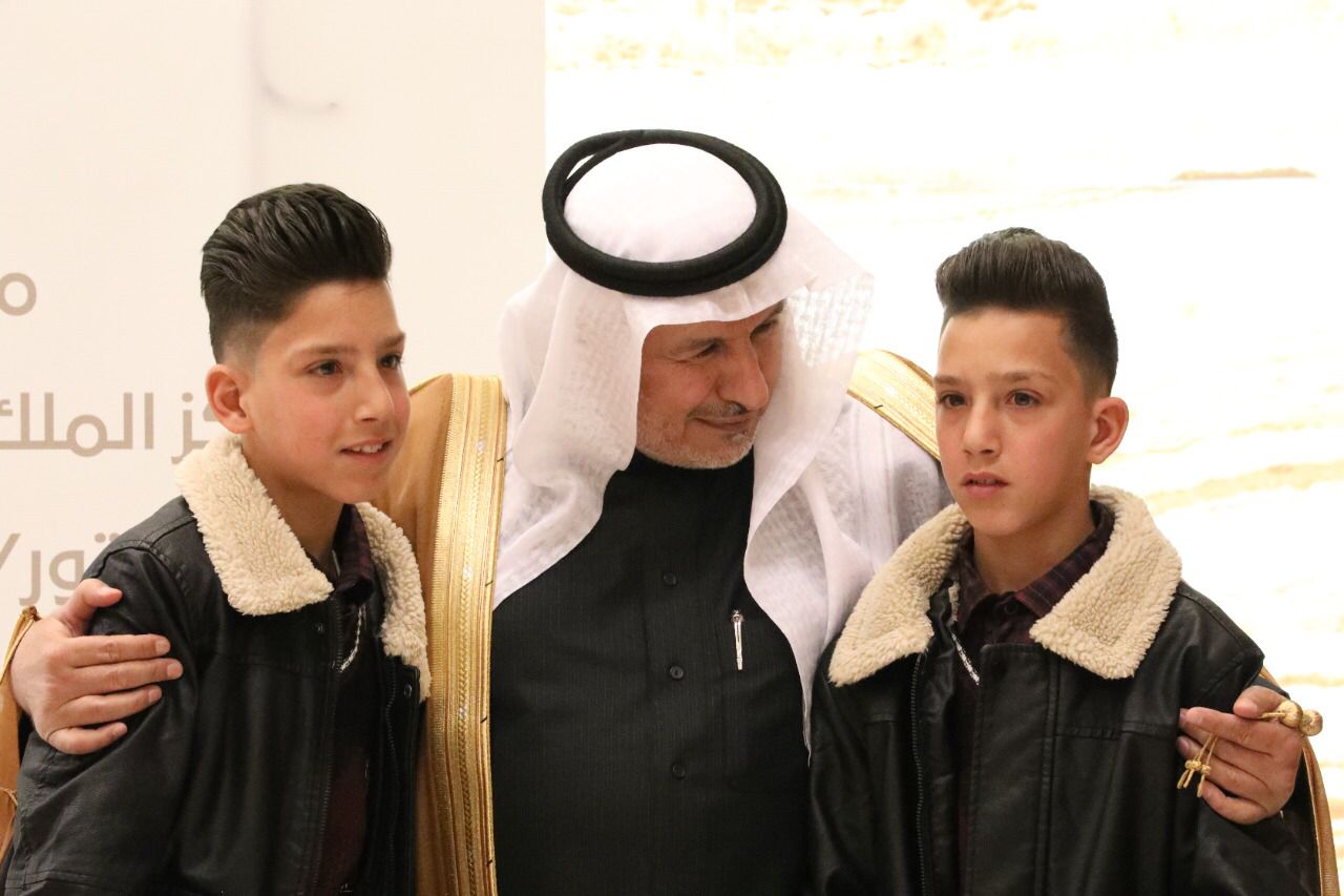 الدكتور عبدالله الربيعة مع التوأمين الاردنيين امجد ومحمد