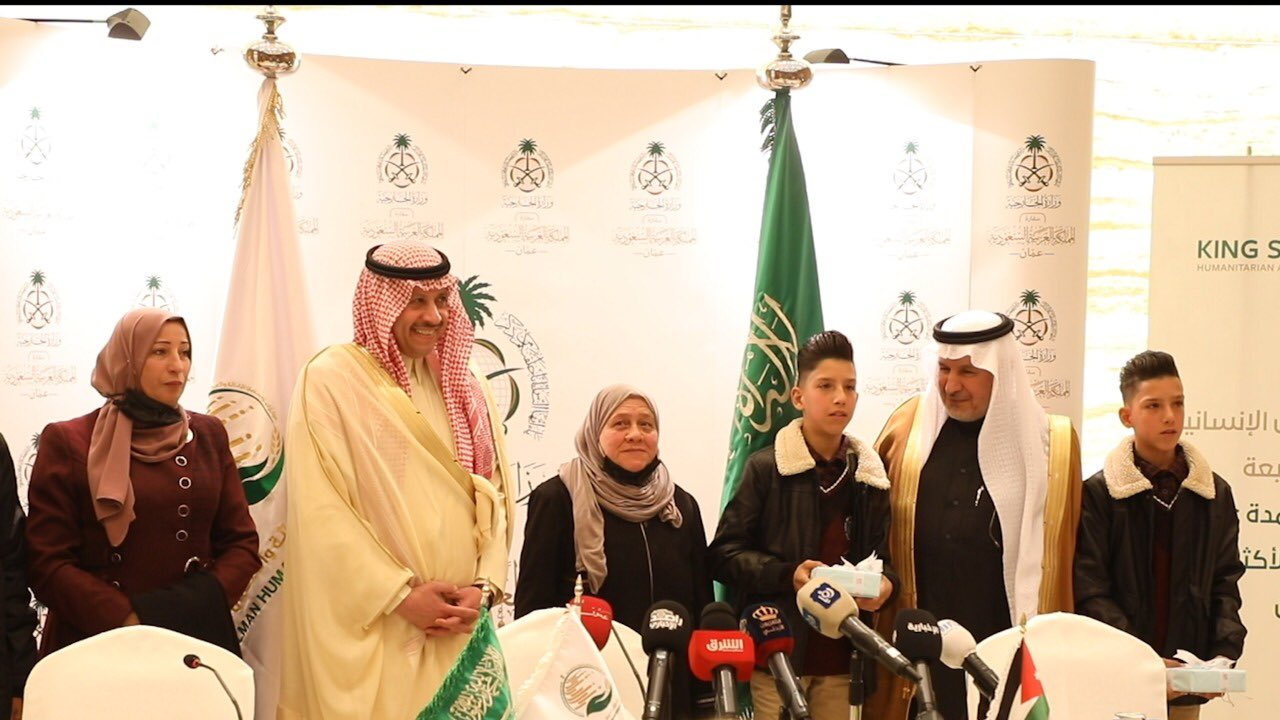 الدكتور عبدالله الربيعة مع التوأمين الاردنيين امجد ومحمد