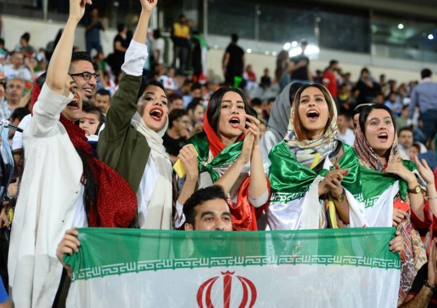 ايرانيات خرجن من عباءة الملالي