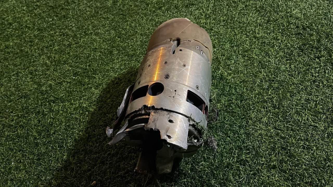 صور لبقايا صاروخ أطلق من قطاع غزة وسقط في مدينة سديروت بالغلاف.