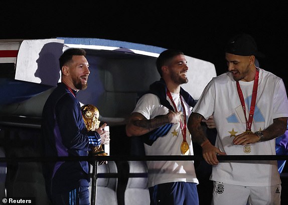 "لحظة وصول ميسي العاصمة بيونس آيرس مع كأس العالم"