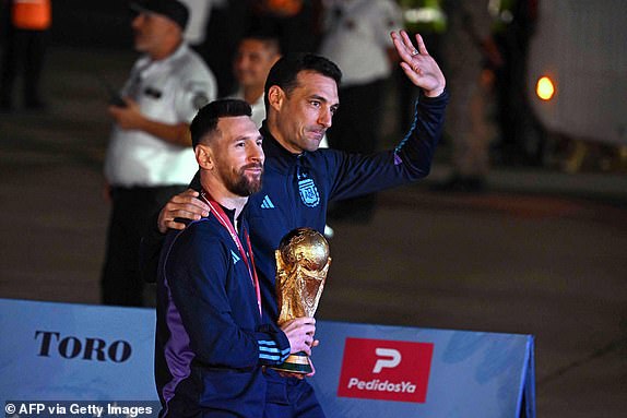 "لحظة وصول ميسي العاصمة بيونس آيرس مع كأس العالم"