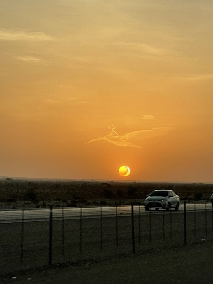 صورة طفل يحلق على ظهر غيمة يشعل مواقع التواصل