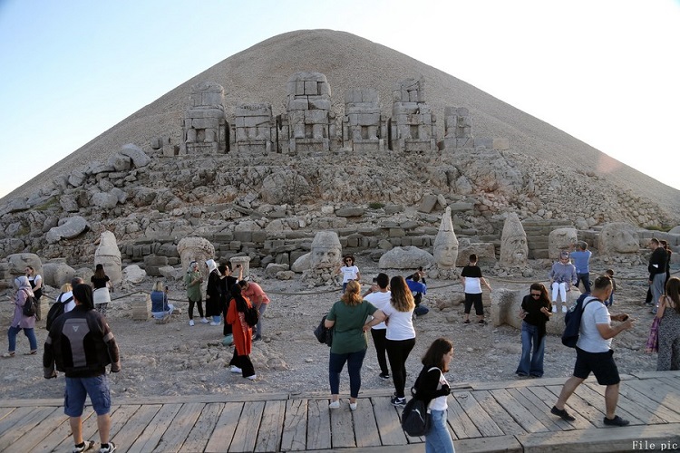 "زلزال تركيا يدمر مقبرة جبل نمرود"