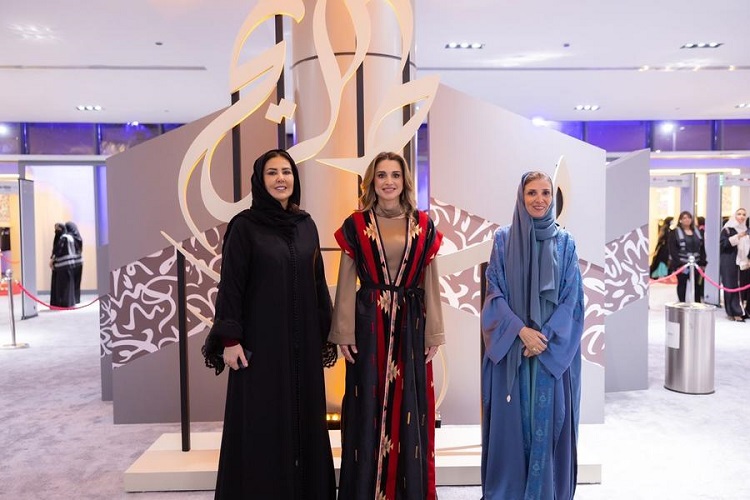 "الملكة رانيا في معرض بساط الريح"