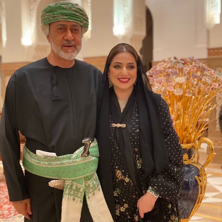 زوجة سلطان عُمان السيدة عهد تخطف الأنظار لدى لقاءها رئيسة تنزانيا