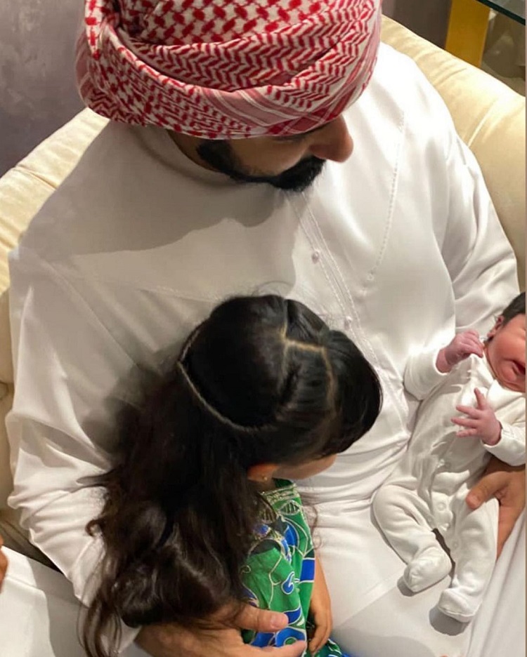 الشيخ ماجد آل مكتوم مع أبناءه الخمسه