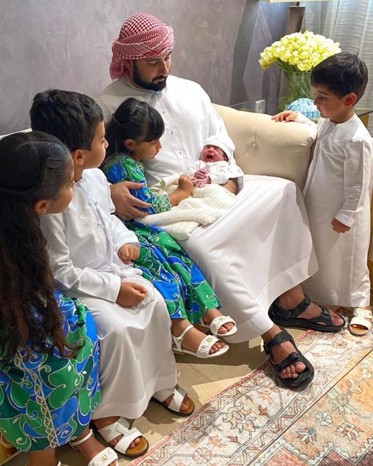 الشيخ ماجد آل مكتوم مع أبناءه الخمسه