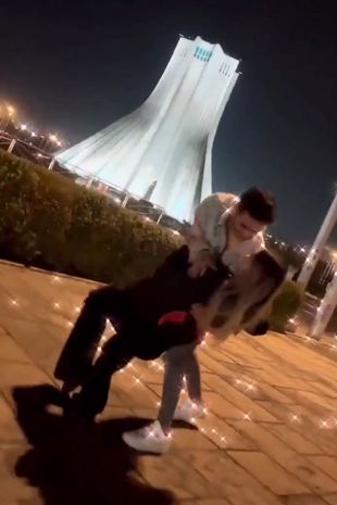 "أمير محمد أحمدي (22 عامًا) وخطيبته استياج حقيقي (21 عامًا)"